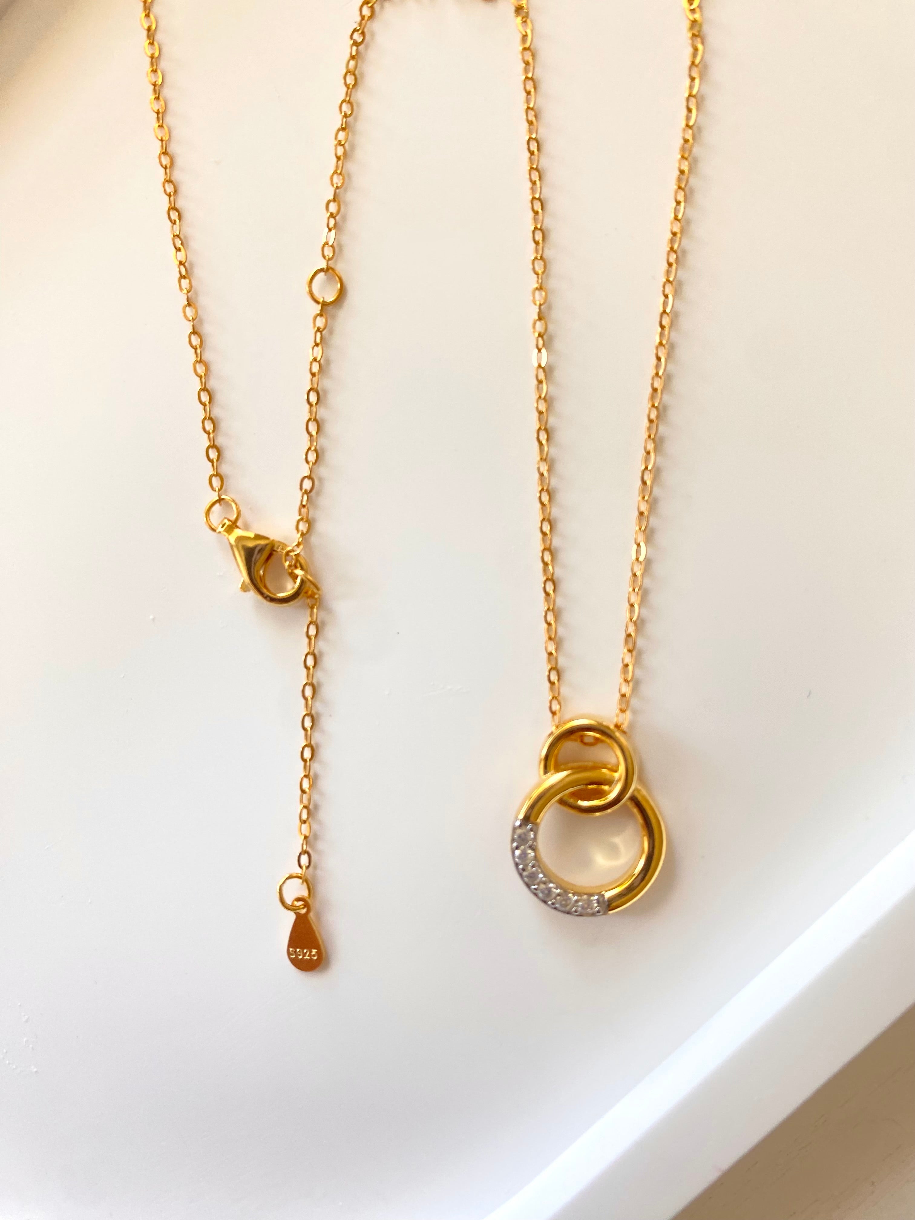 Interlocking Circle Pendant Necklace