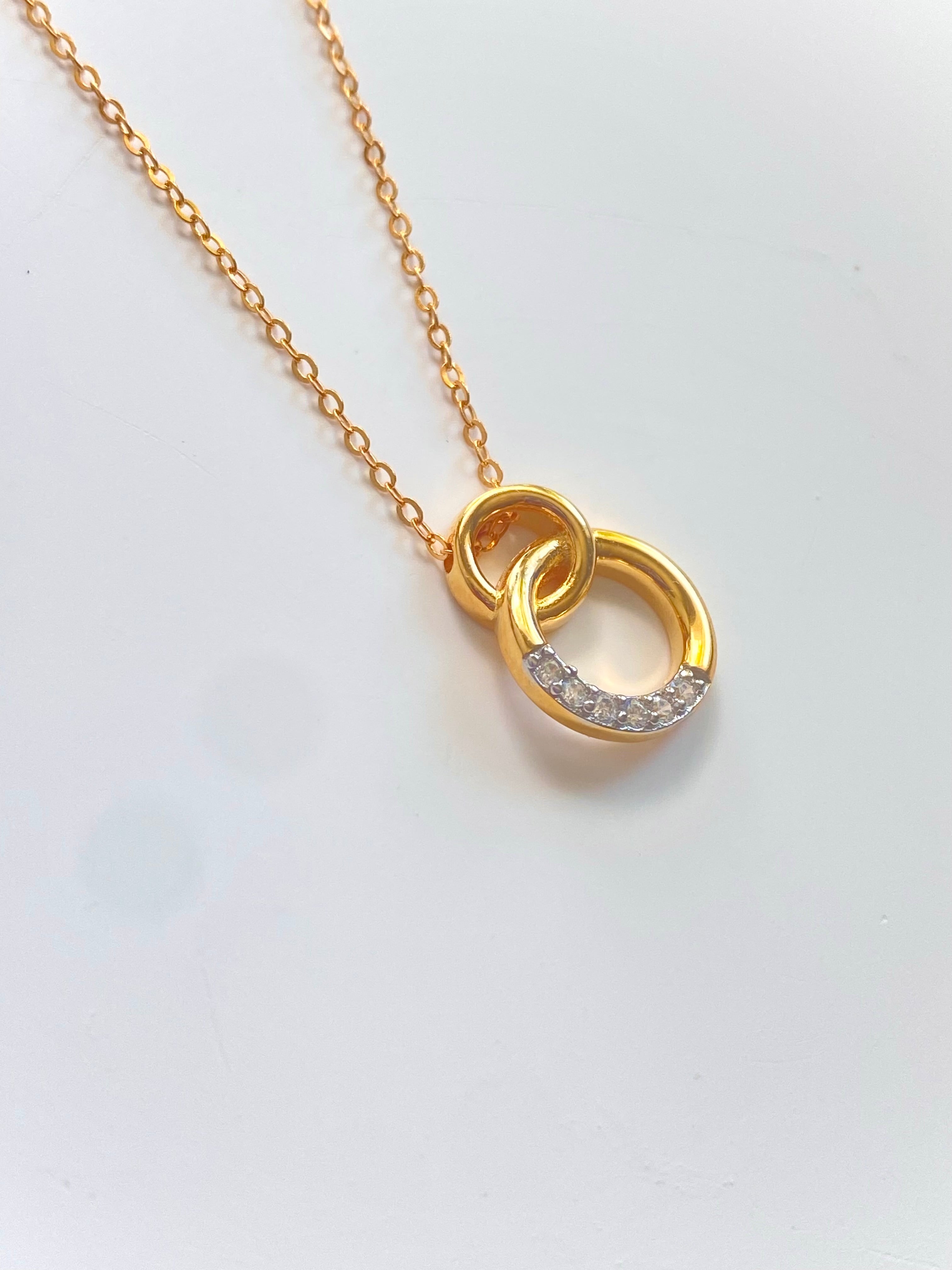 Interlocking Circle Pendant Necklace