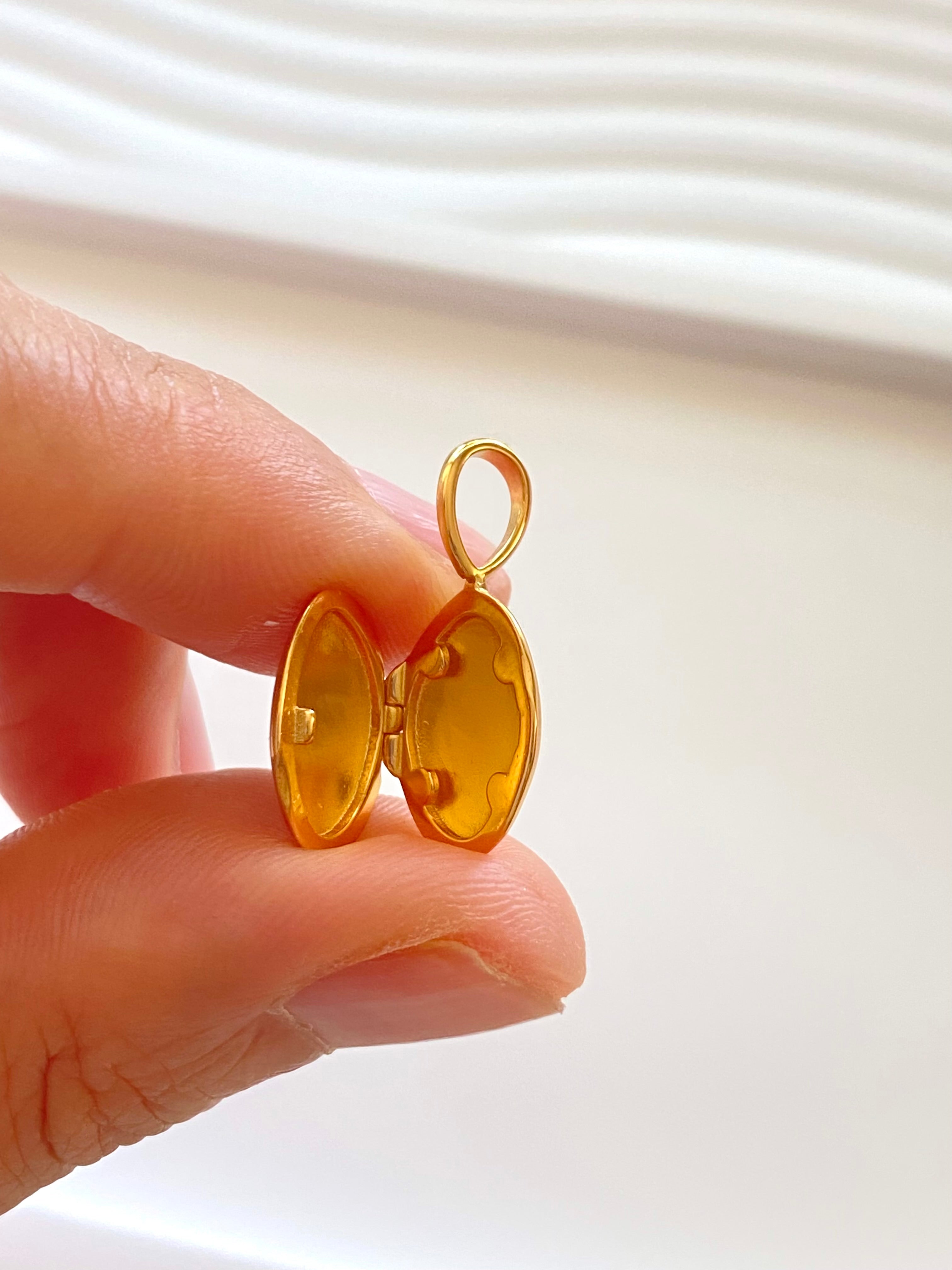 Golden Memory Photo Locket Pendant