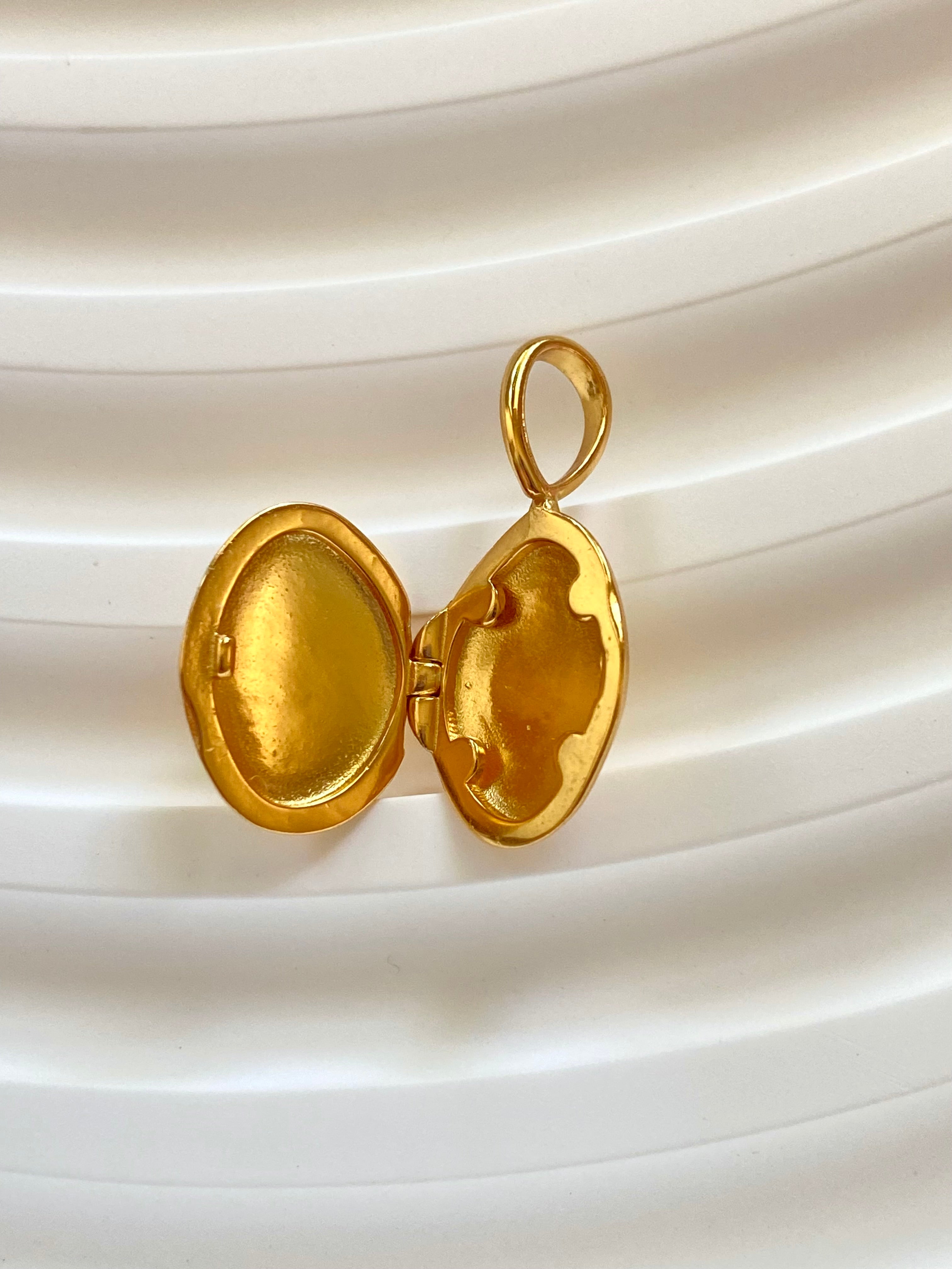 Golden Memory Photo Locket Pendant