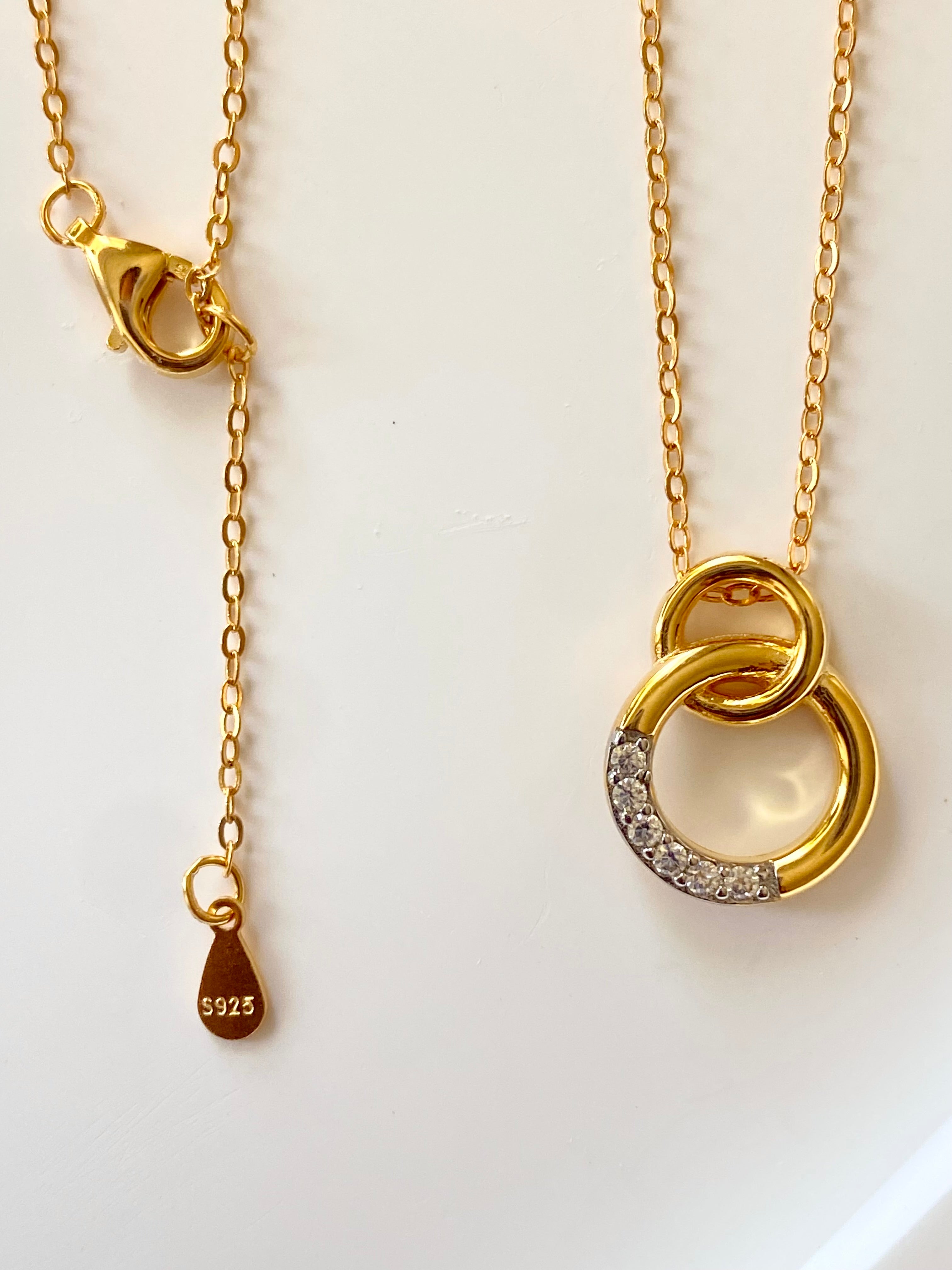Interlocking Circle Pendant Necklace