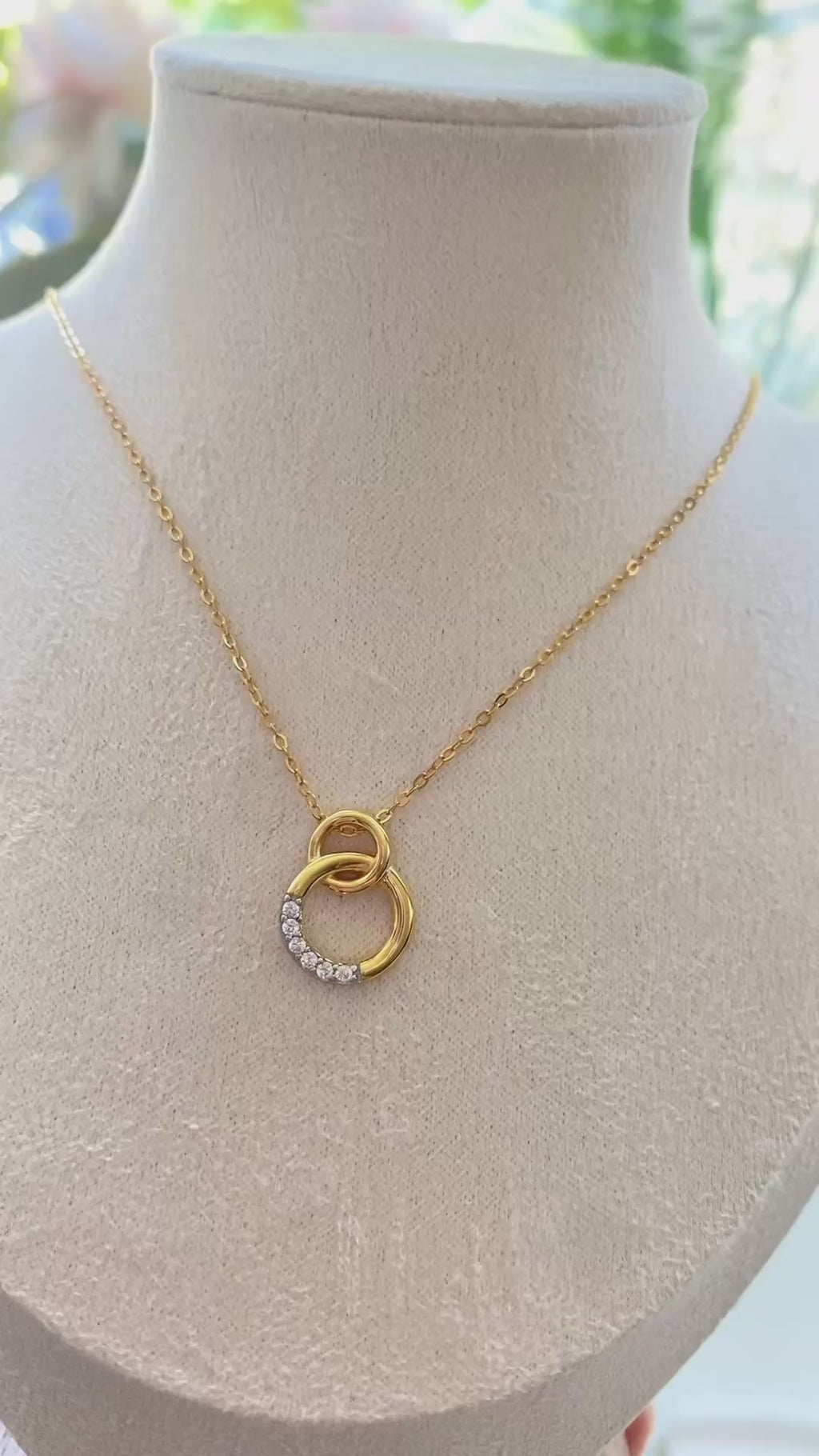 Interlocking Circle Pendant Necklace